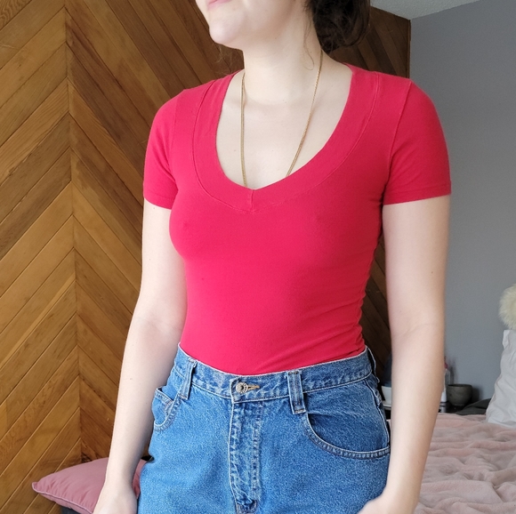 Forever21 Old Style Red Stretchy V Neck 2000s T Shirt - Picture 2 of 9